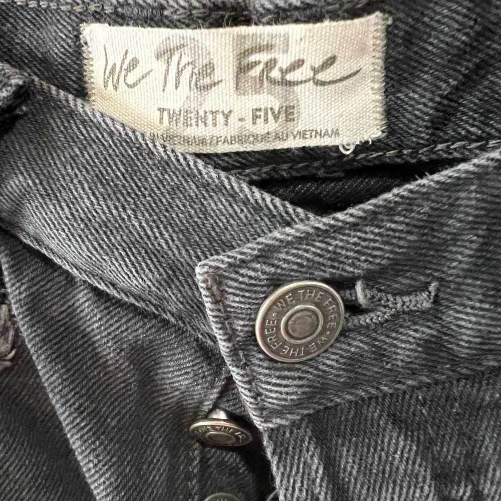 🙀 EUC sz 25 We The Free Charcoal Black cut off button fly shorts